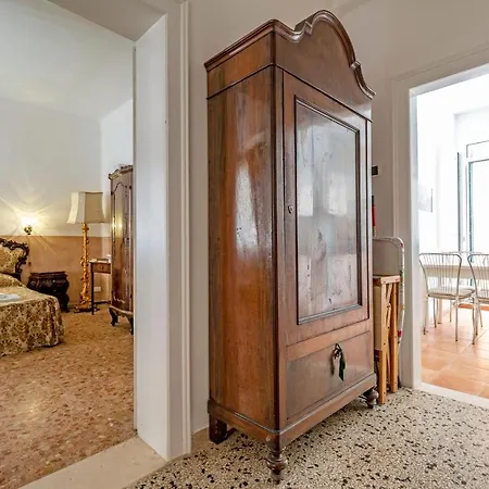 Queen House * Venice