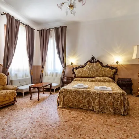 Queen House Apartment *