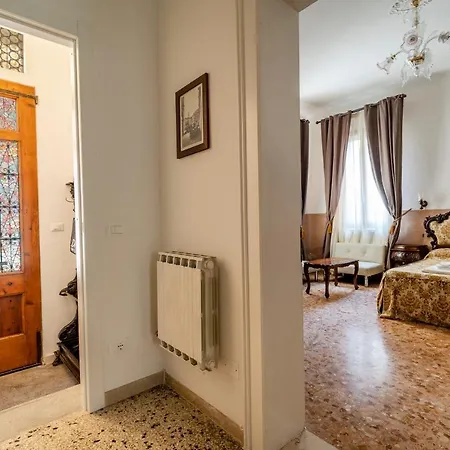 Queen House Apartment *