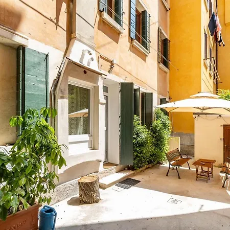 Queen House Apartment *
