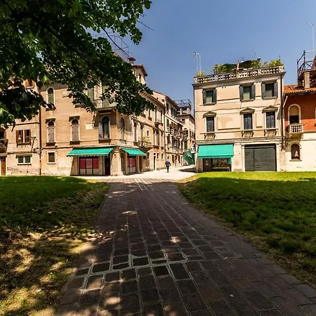 Queen House Apartment