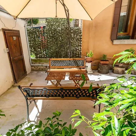 Queen House Apartment
