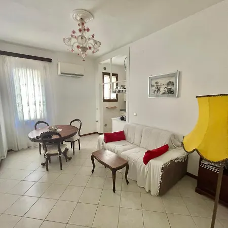 Queen House * Venice